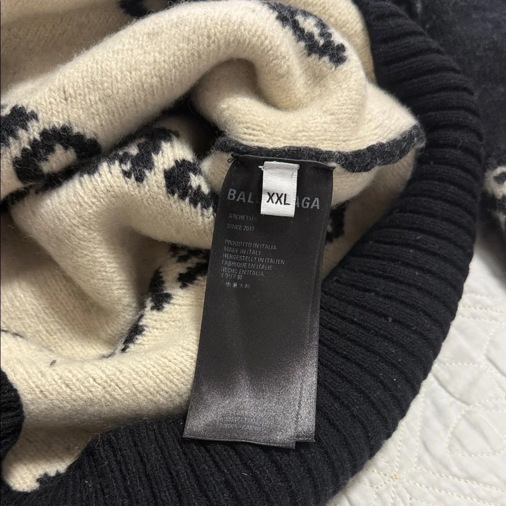 Balenciaga Black and White Logo Sweater - Picture 5 of 9